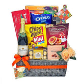 Festive gift hamper with snacks, flowers, and juice, ideal for Hari Raya flower delivery.
