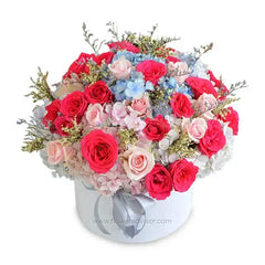 Mixed pink roses bouquet in hat box for flower delivery in Singapore