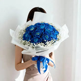 Hand bouquet of blue roses with baby’s breath for flower delivery in Singapore