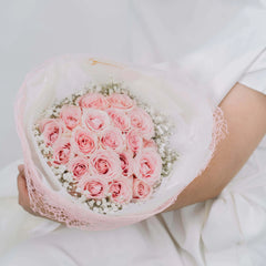 Bouquet of fresh pink roses and baby’s breath for flower delivery in Singapore