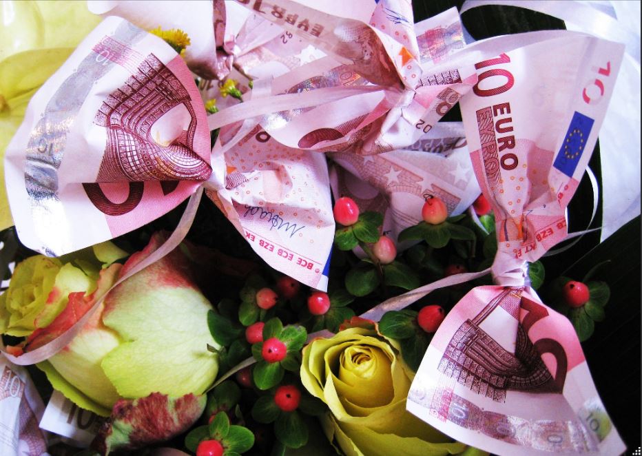 DIY Ideas - Money Bouquet With Roses