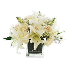 White lily and rose bouquet in glass vase for flower delivery