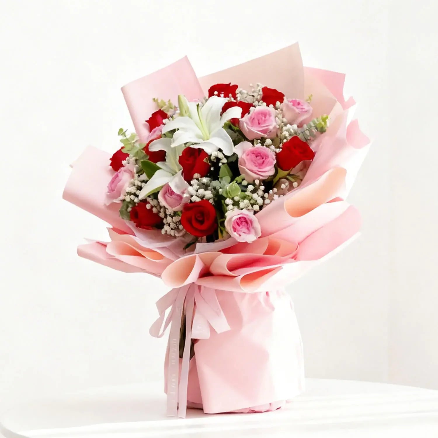Elegant flower bouquet with red roses, pink roses, lilies and baby’s breath, ideal for flower delivery